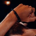 Ręka z założonymi kajdankami, symbolizująca prawo karne i zatrzymanie